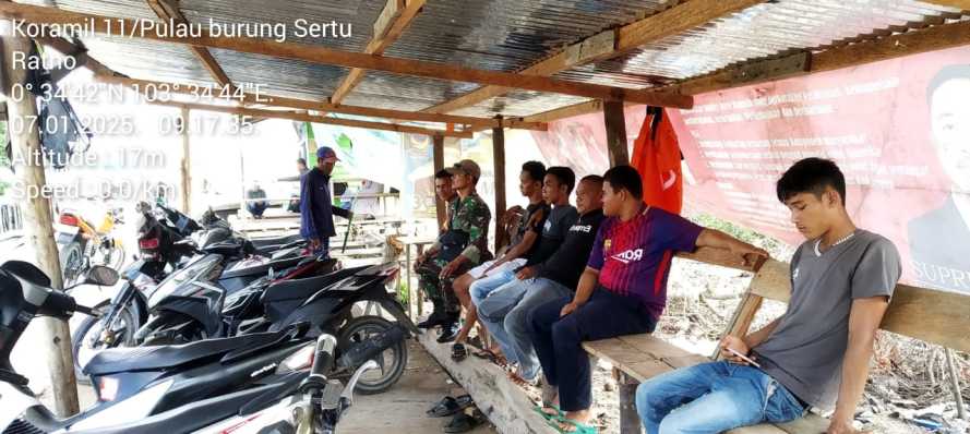 Babinsa Intensifkan Pengawasan Kamtibmas di Pelabuhan Penumpang Pulau Burung
