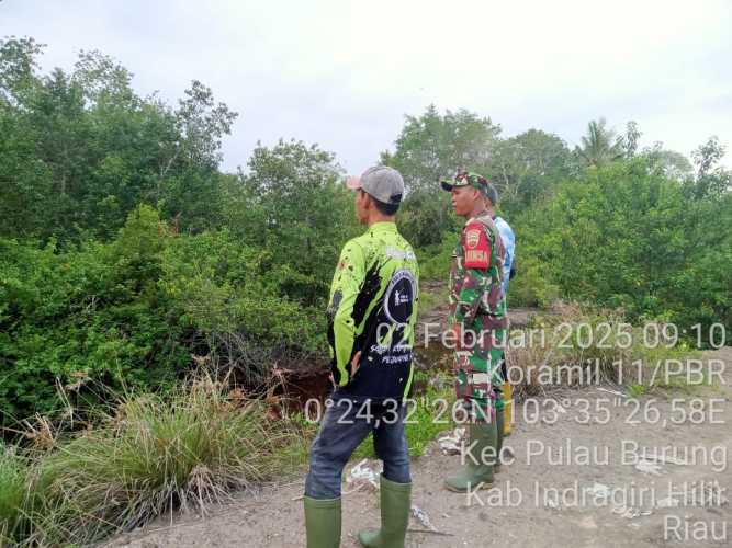 Babinsa Koramil 11/PBR, Serda Hendra Kardi, memimpin patroli pencegahan kebakaran hutan dan lahan