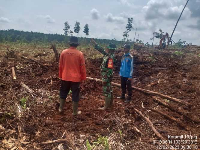 Babinsa Lakukan Backup Pencegahan Karhutlah