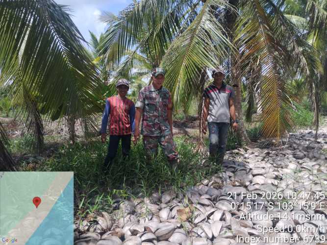 Babinsa Sungai Piring Gelar Patroli Tapal Batas dan Kamtibmas di Bulan Ramadhan