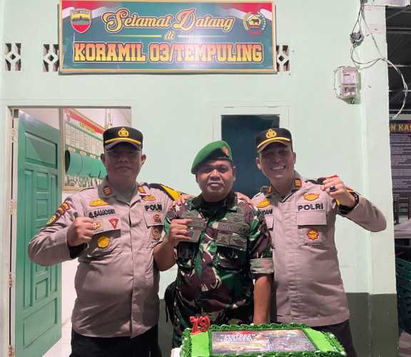 Ucapkan HUT TNI, Polsek Kempas dan Polsek Tempuling Berikan Surprise ke Koramil 03/Tempuling.