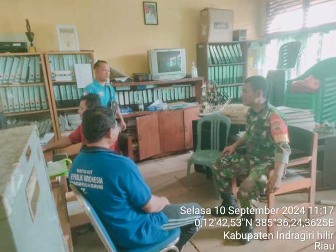 Babinsa Pulau Burung Sosialisasi Pilkada Damai Kepada Perangkat Desa Setempat