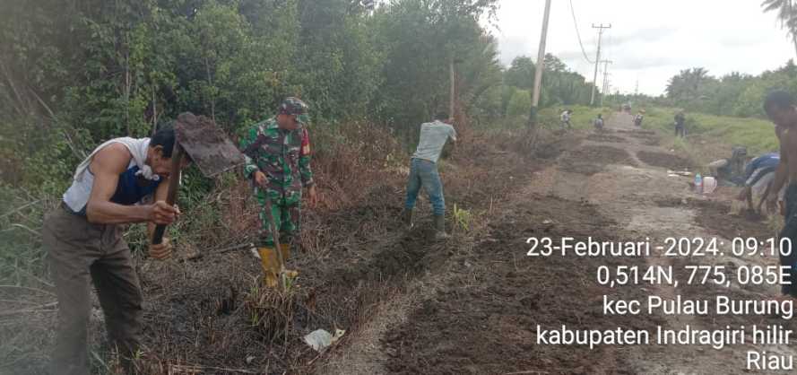 Perbaiki Sarana Jalan Desa,Babinsa Gelar Karya Bakti TNI