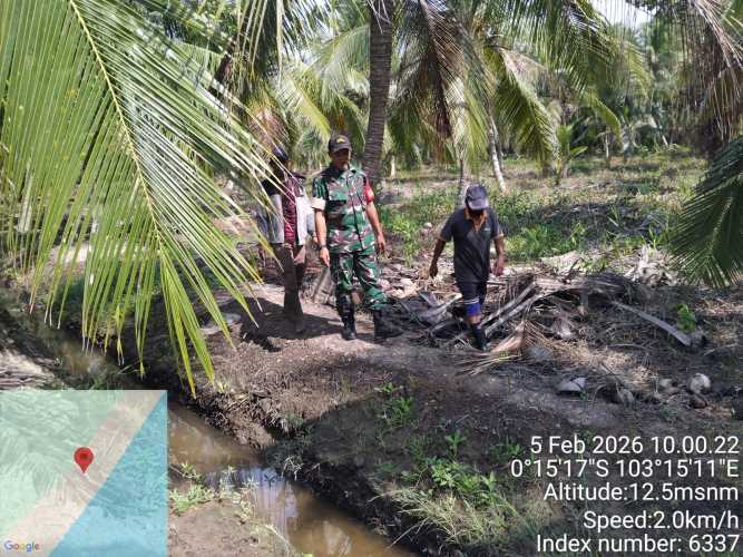 Babinsa Sungai Piring Tetapkan tapal batas kebun warga guna menghindari sengketa wilayah