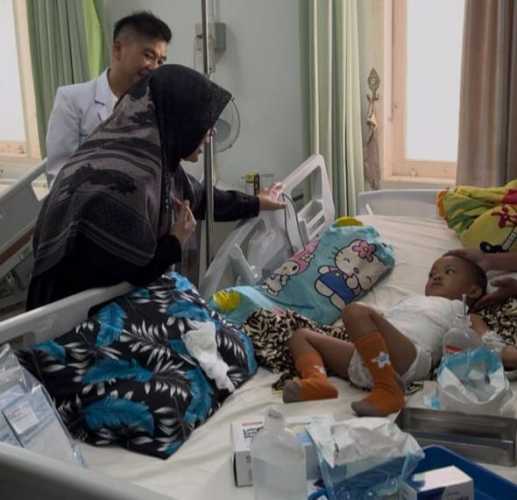 Bawa Ketupat, Bupati Siak Keliling Besuk Pasien dan Semangati Petugas Lebaran