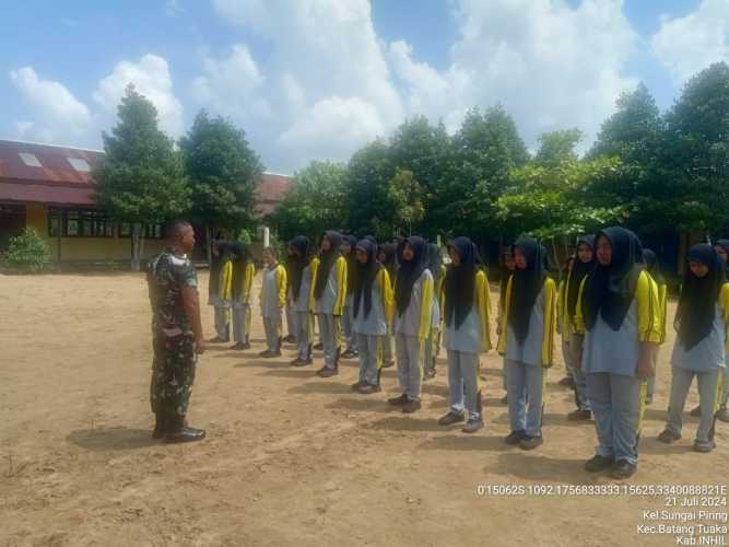 Koptu Sihabddin Ajarkan Kedisiplinan Pelajar Lewat Baris Berbaris