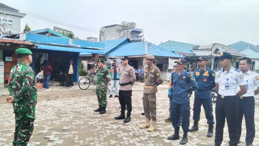 Babinsa Sertu Anton memimpin apel persiapan pengamanan Nataru di Pos Pelabuhan Pelindo
