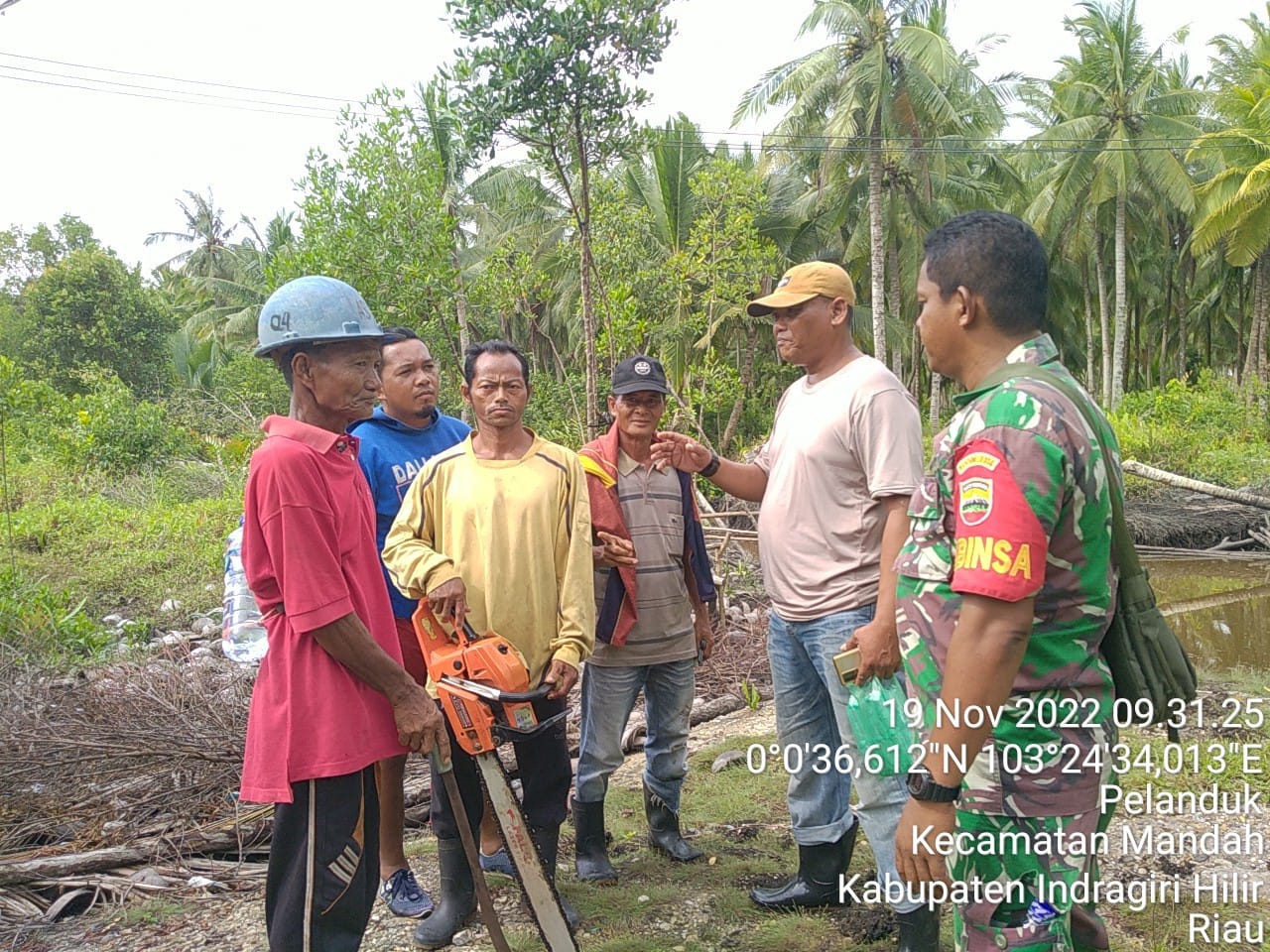 Babinsa Mandah Sterilkan Jalur Jaringan Listrik  Desa