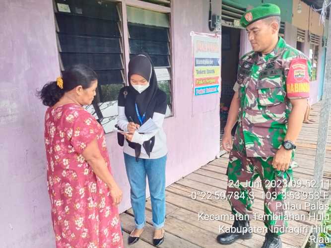 Babinsa Pulau Palas Bersama Tim BPS  lakukan sensus pertanian