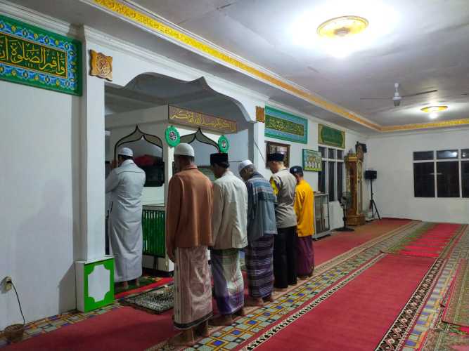 Bhabinkamtibmas Polsek Kuindra Melaksanakan Sholat Subuh Berjamaah