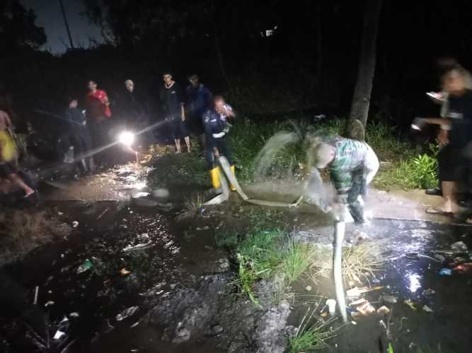 Personil  Babinsa Pulau Burung Membantu Evakuasi Kebakaran di Rumah Kos Kosan