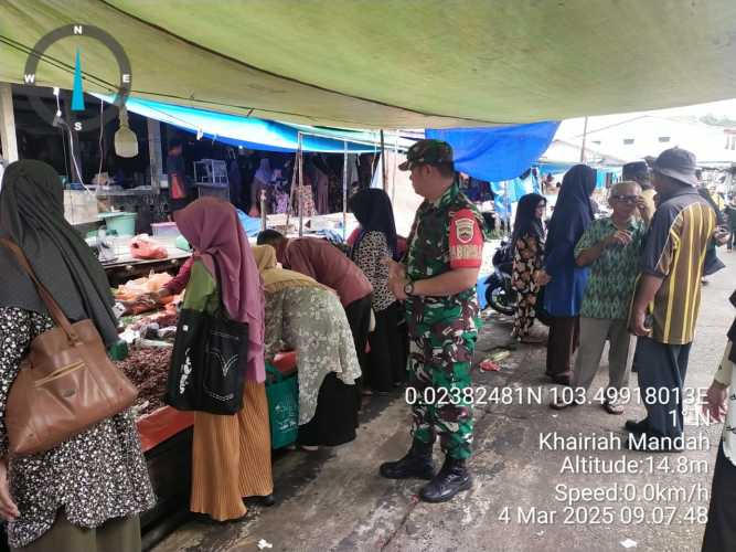 Babinsa Kopda Hendri Lakukan Komsos di Pasar Pekan Khairiah Mandah untuk Perkuat Sinergi dengan Masyarakat