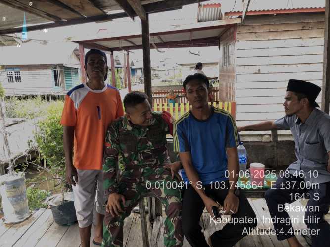 Babinsa Desa Bekawan Perkuat Jaring Sosial Melalui Komsos dengan Warga