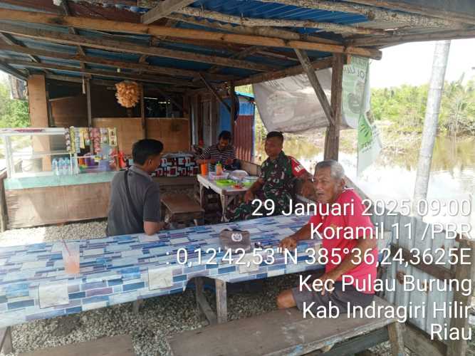 Babinsa Pulau Burung Lakukan Dialog Sosial Secara Terpadu