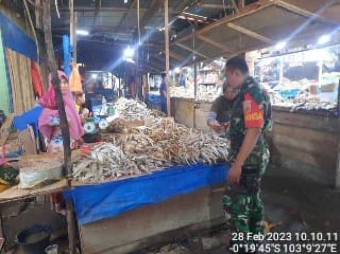 Babinsa Kota Pantau Situasi Bahan Pokok