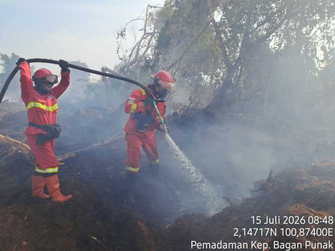 Manggala Agni Berpacu dengan Angin Kencang Jinakkan Karhutla 10 Hektare di Bagan Punak