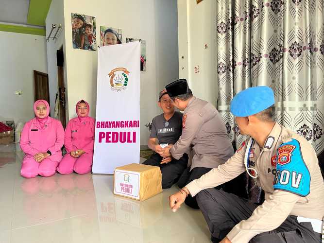 Kapolsek Tembilahan Hulu Berbagi Kebahagiaan Lebaran dengan Purnawirawan Polri