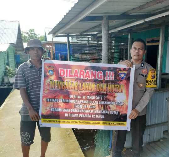 Bhabinkamtibmas  Tanjung Lajau Polsek Kuindra  mensosialisasikan Maklumat Kapolda Riau tentang larangan membuka hutan dan lahan dengan cara membakar