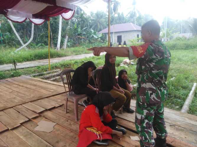 Babinsa Pekankamis Bersama Warga Desa Wujudkan Pemilu Damai