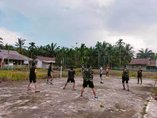 Babinsa Koramil 11/Pulau Burung dan Warga Desa Karya Tunas Jaya Bersinergi lewat Olahraga dalam TMMD Ke-123