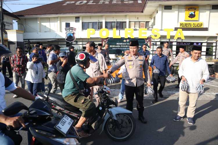 Hangatnya Kebersamaan, Polresta Cilacap dan Awak Media Tebar Takjil Gratis