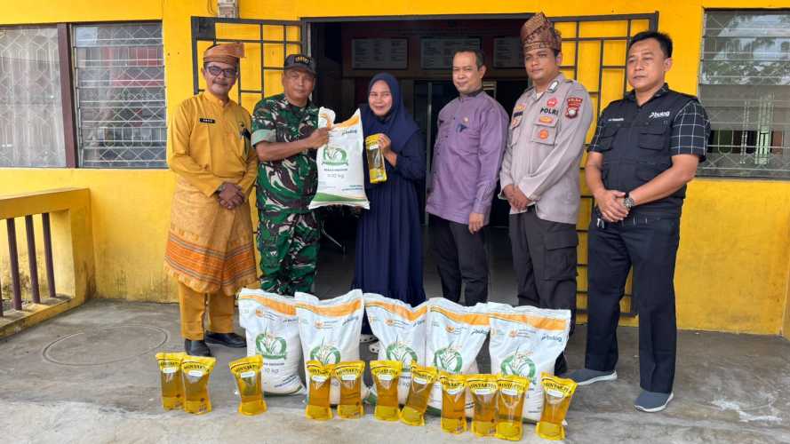 Bersama Instansi Terkait, Babinsa Serma Nuryadi Dampingi Penyaluran Bantuan Pangan