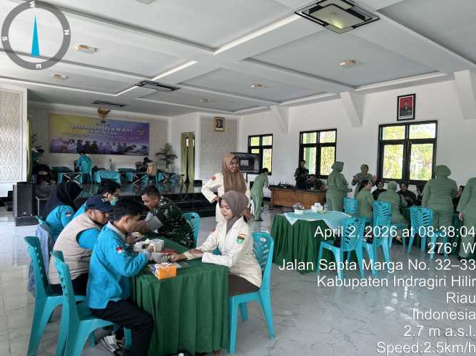 Personil Koramil 08/Mandah Pratu Bagus dan Pratu Rian Semarakkan HUT ke-62 Dharma Pertiwi dengan Donor Darah