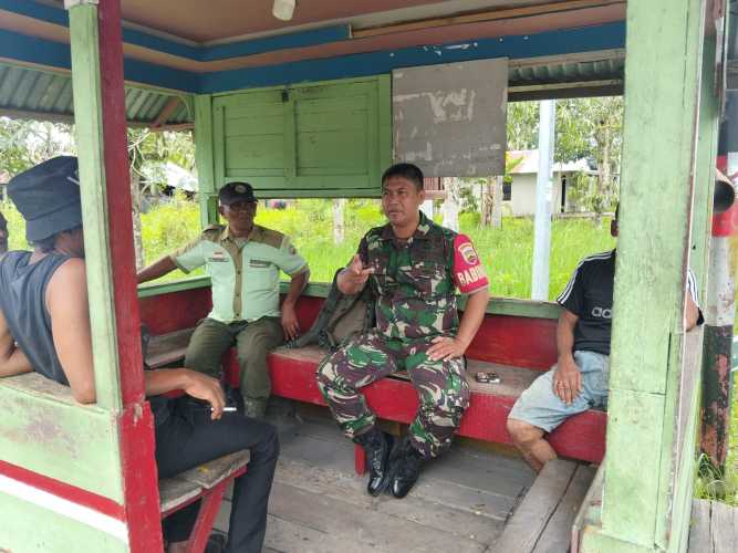 Babinsa Sertu Suherman Gelar Penyuluhan Kamtibmas dan Dorong Revitalisasi Ronda Malam di Tembilahan Hulu
