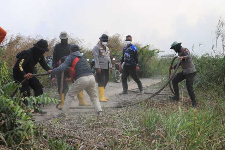 Kapolres Inhil Pimpin Pemadaman Lima Titik Hotspot di Desa Kayu Raja, Luas Lahan Capai 20 Hektare