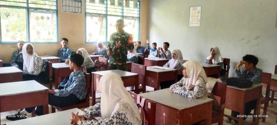 Babinsa Koramil 01/Tbh Berikan Wawasan Kebangsaan kepada Siswa SMPN 4 Tembilahan Hulu