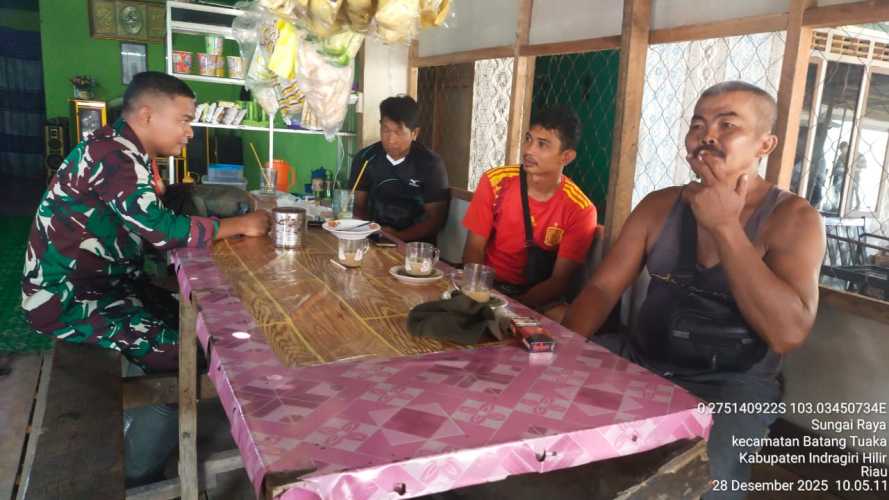 Babinsa Koramil 12/Batang Tuaka Bangun Kesadaran Toleransi Beragama Bersama Pemuda Desa