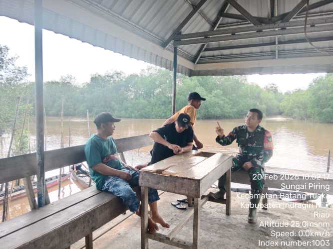 Babinsa Koramil 12/Batang Tuaka Laksanakan Himbauan Keselamatan Pelayaran di Pelabuhan Sungai Piring