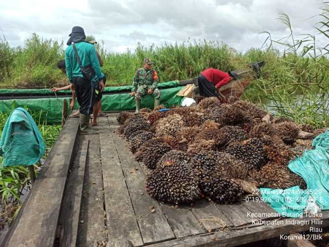 Babinsa Terapkan Keselamatan Kerja Dalam Komsosnya