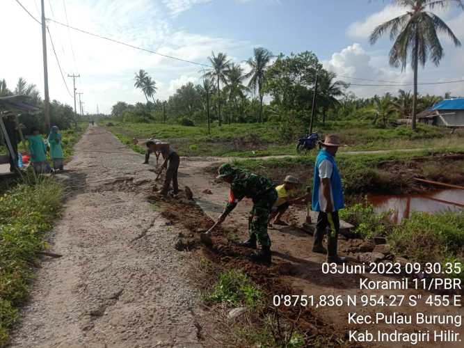 Babinsa Terus Berbenah Dalam Kebersihan Lingkungan