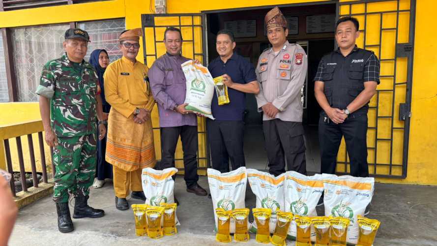 Bulog Tembilahan Salurkan Bantuan Pangan Dua Bulan Sekaligus untuk 100 Warga Tembilahan Kota