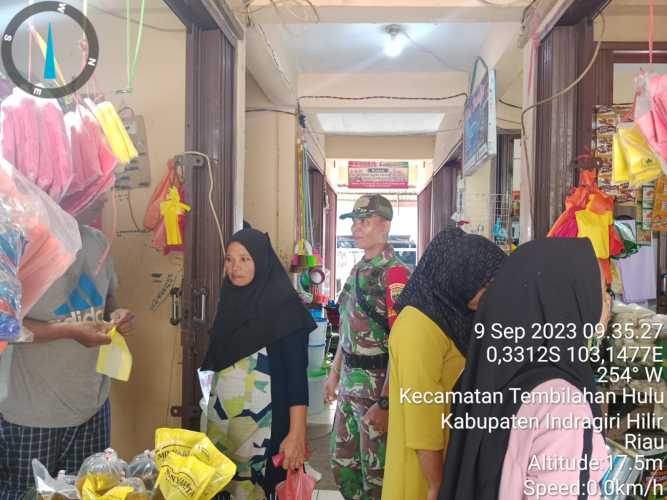 Babinsa Pantau Harga Sembako dipasar Tradisional