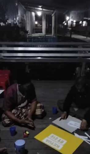 Gotong Royong Warga Desa Perigi Raja, Wujudkan Kekompakan Lewat Pembuatan Plang RT dan RW