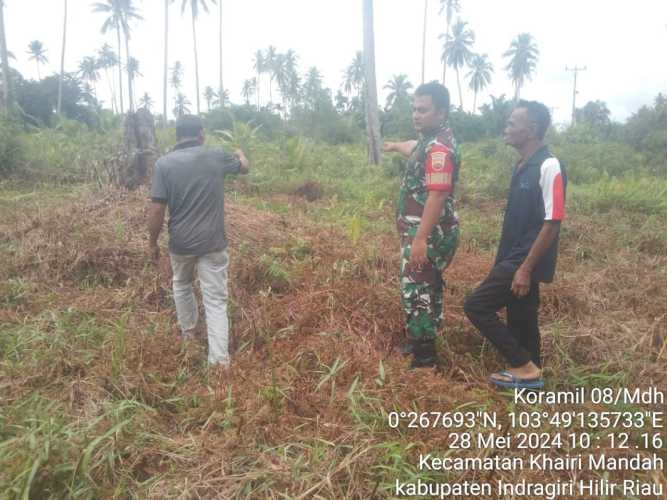 Babinsa Mandah Mencari  Koordinat Wilayah Rawan Karhutlah