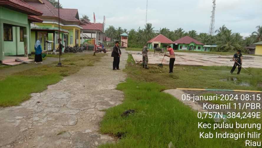 Tampilkan Sarana Pemerintahan Yang Asri, Babinsa Gelar Jumat Bersih