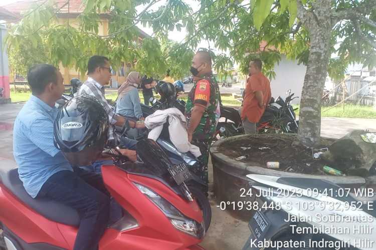 Sertu Anton Tertibkan Calo Pembuatan KTP di depan Disduk Capil