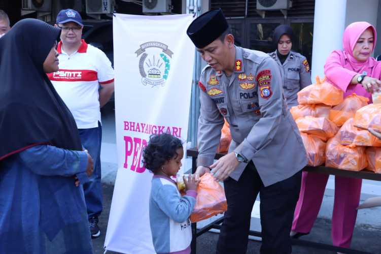 Bersama PSMTI, Polres Inhil Berbagi Takjil