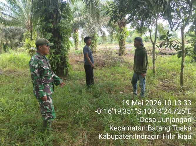 Babinsa Sungai Junjangan Adaptif Patroli Tapal Batas Cegah Karhutla