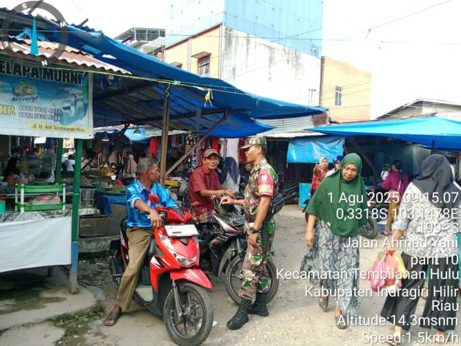 Babinsa Serda Ronald Manalu Tingkatkan Kamtibmas dan Kebersihan Pasar Kayu Jati