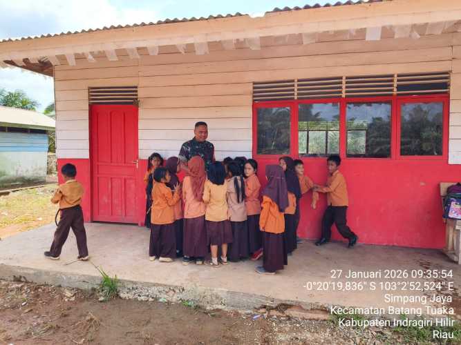 Babinsa Serda Siswanto Tanamkan Disiplin dan Semangat Belajar kepada Siswa di Desa Simpang Jaya