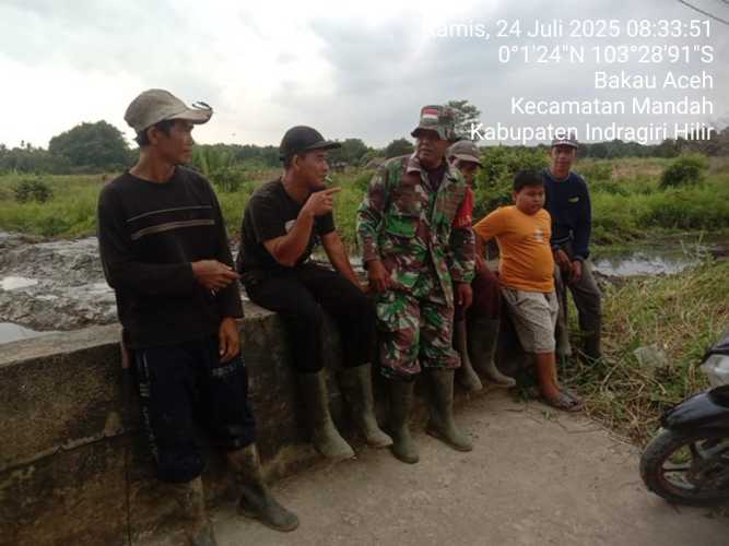 Babinsa Desa Bakau Aceh Sampaikan Pesan Kamtibmas dalam Komsos Pagi Hari