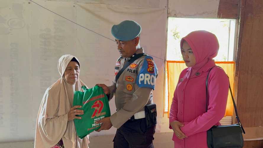 Polsek Kuindra Berikan Bantuan Sosial dalam Rangka Hari Bhayangkara ke-79