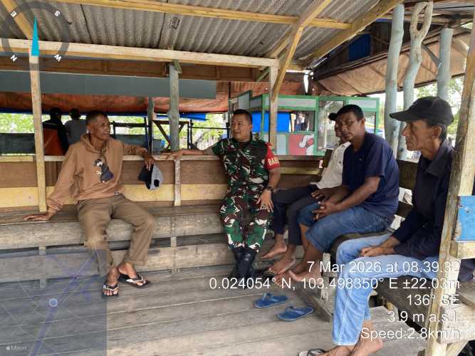 Babinsa Koramil 08/Mandah Ajak Warga Berbagi Informasi Terkini untuk Cegah Hoaks