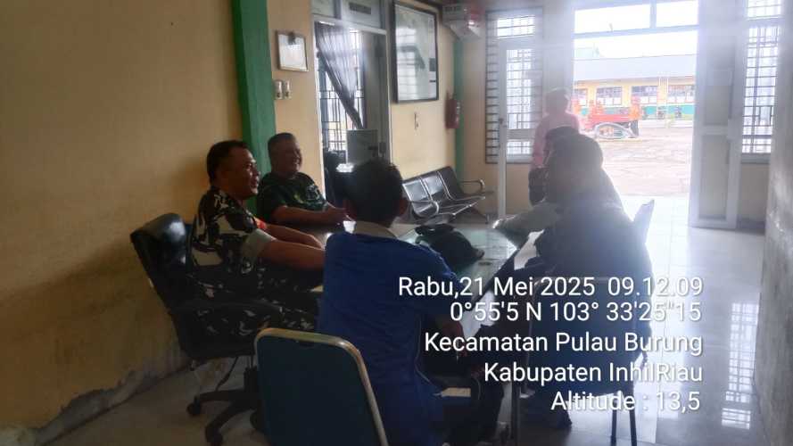 Babinsa Koramil 11/Pulau Burung Pererat Sinergi dengan Staf Desa Teluk Nibung
