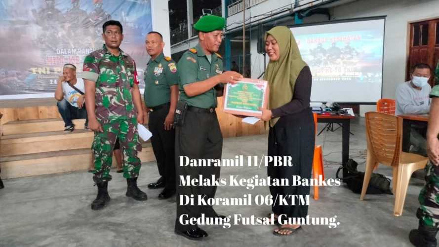 Danramil Pulau Burung Serahkan Paket Sembako dala Bankes HUT TNI Ke -78