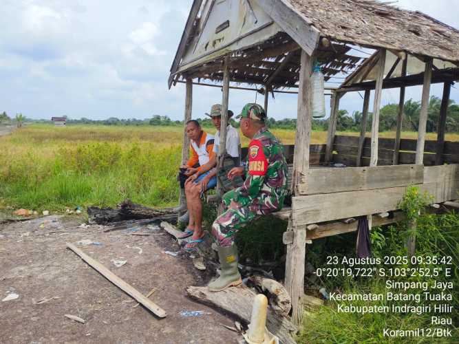Babinsa Koramil 12/Batang Tuaka Gelar Sosialisasi dan Patroli Karhutla di Desa Sungai Dusun